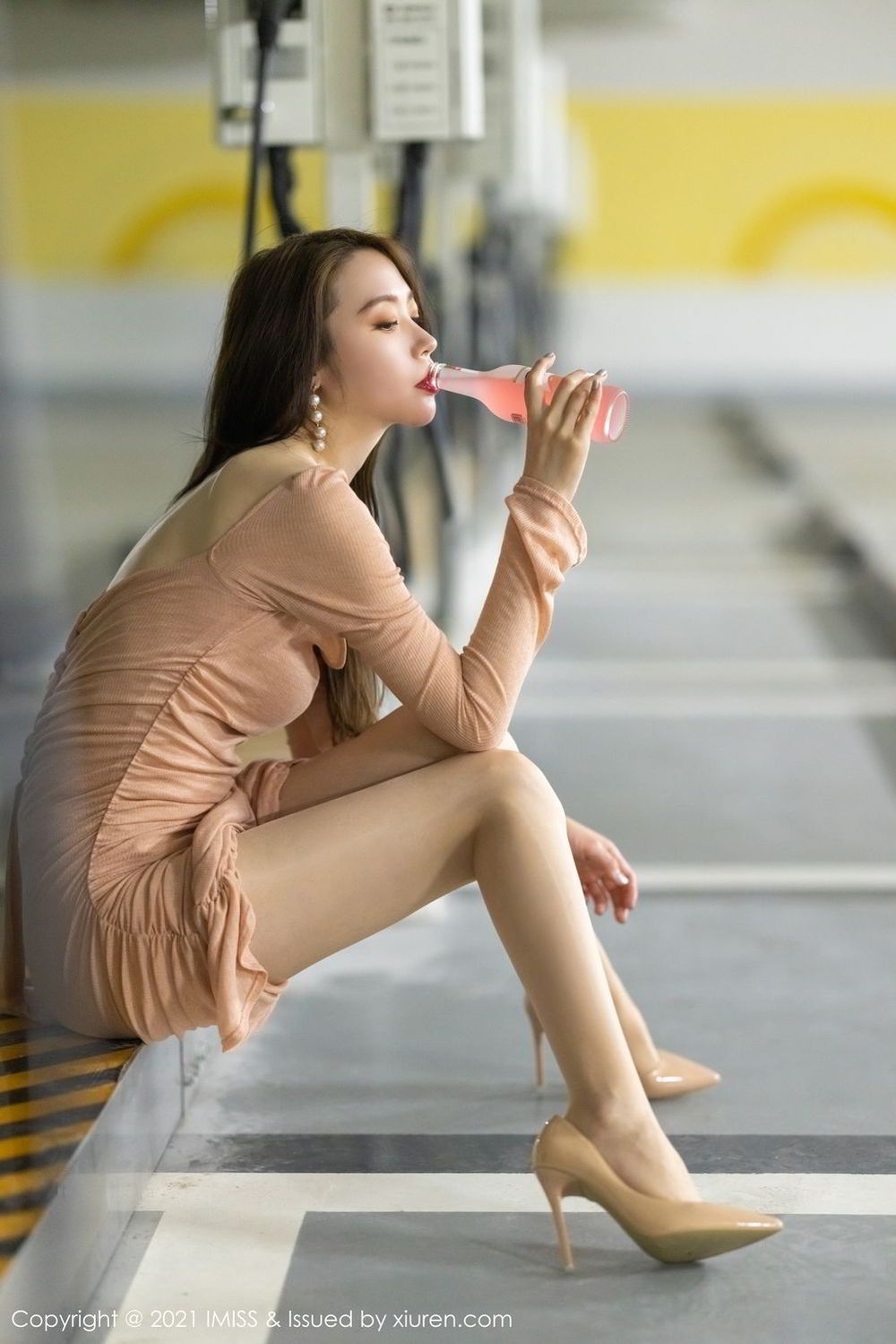 Meng Xinyue is drunk on the street, a beautiful encounter