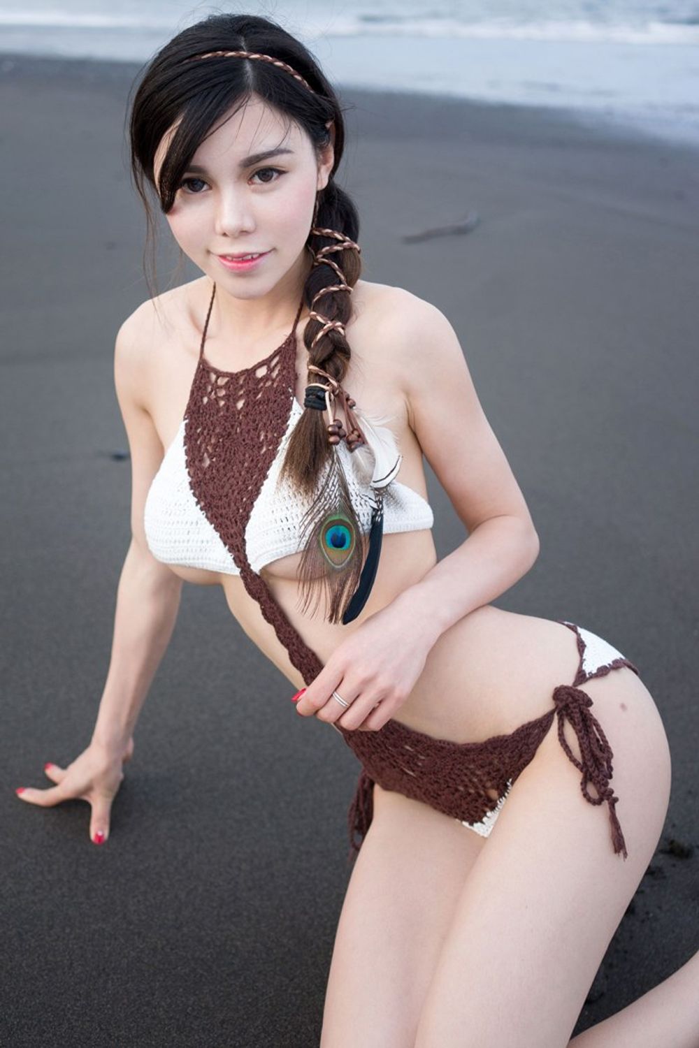Tender model Shen Jiaxi shows her beautiful breasts in ribbon underwear