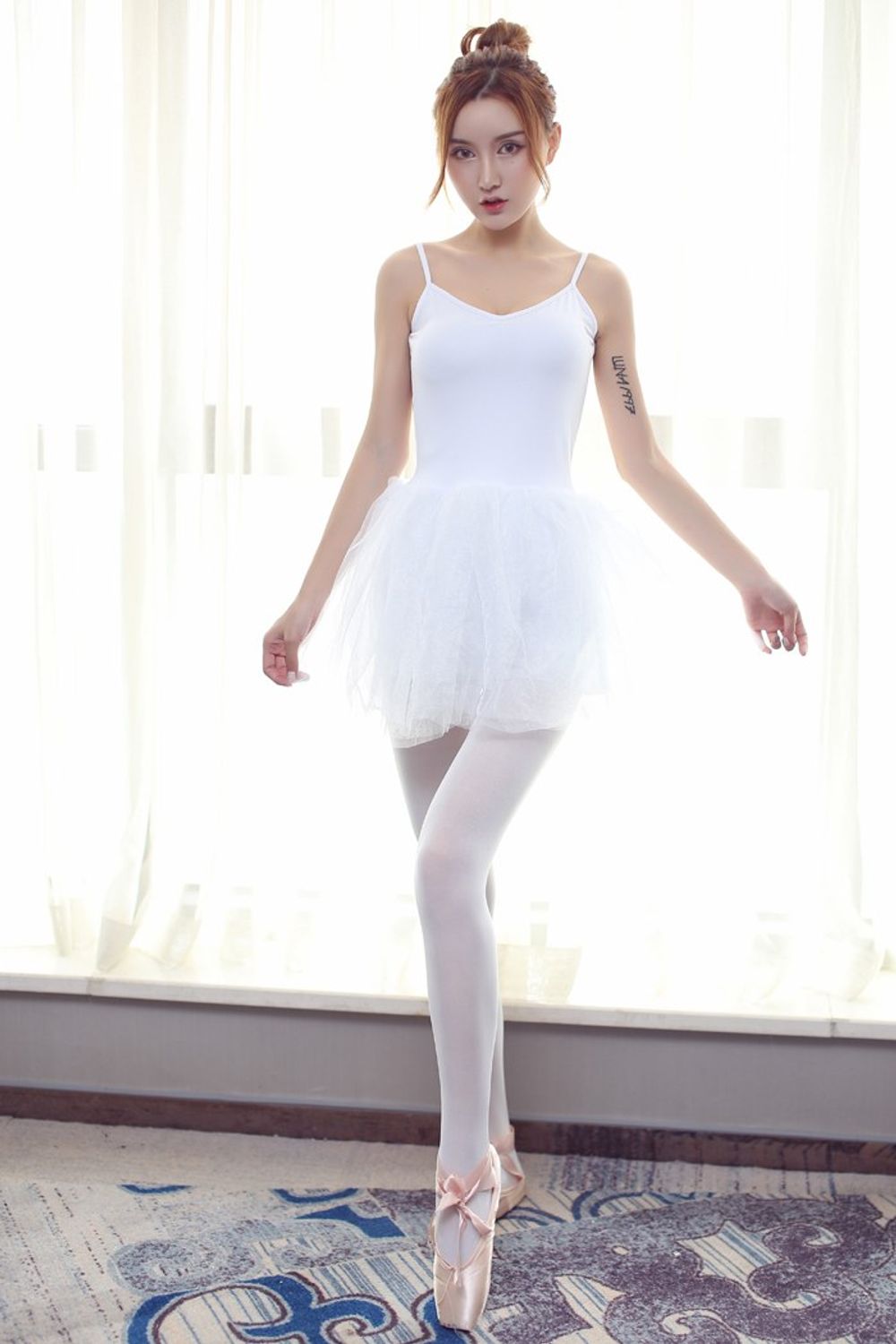 Hot young girl M Mengbaby ballet uniform shows beautiful buttocks