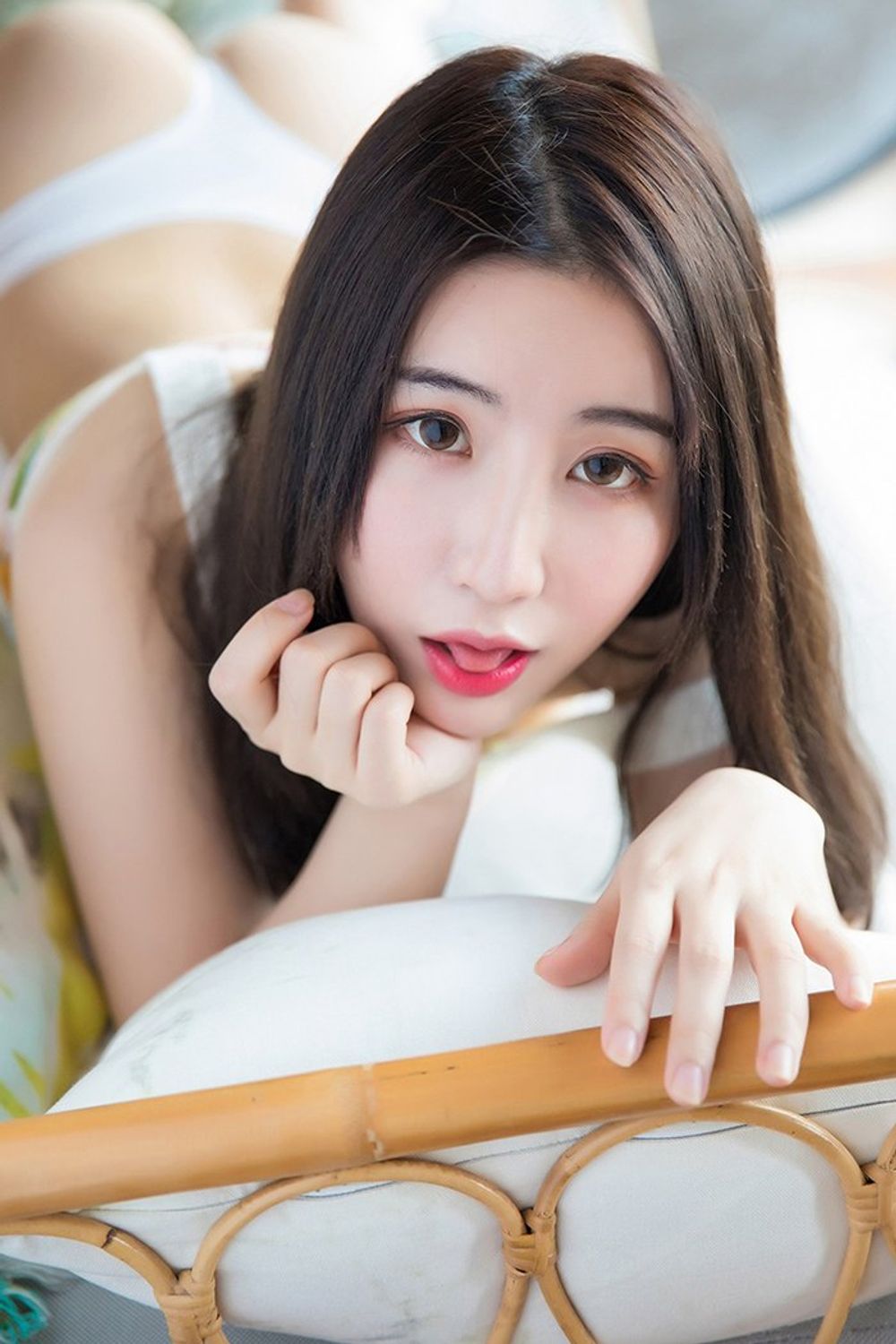 The beauty next door, Feiyue Ying, holding her breasts makes people obsessed