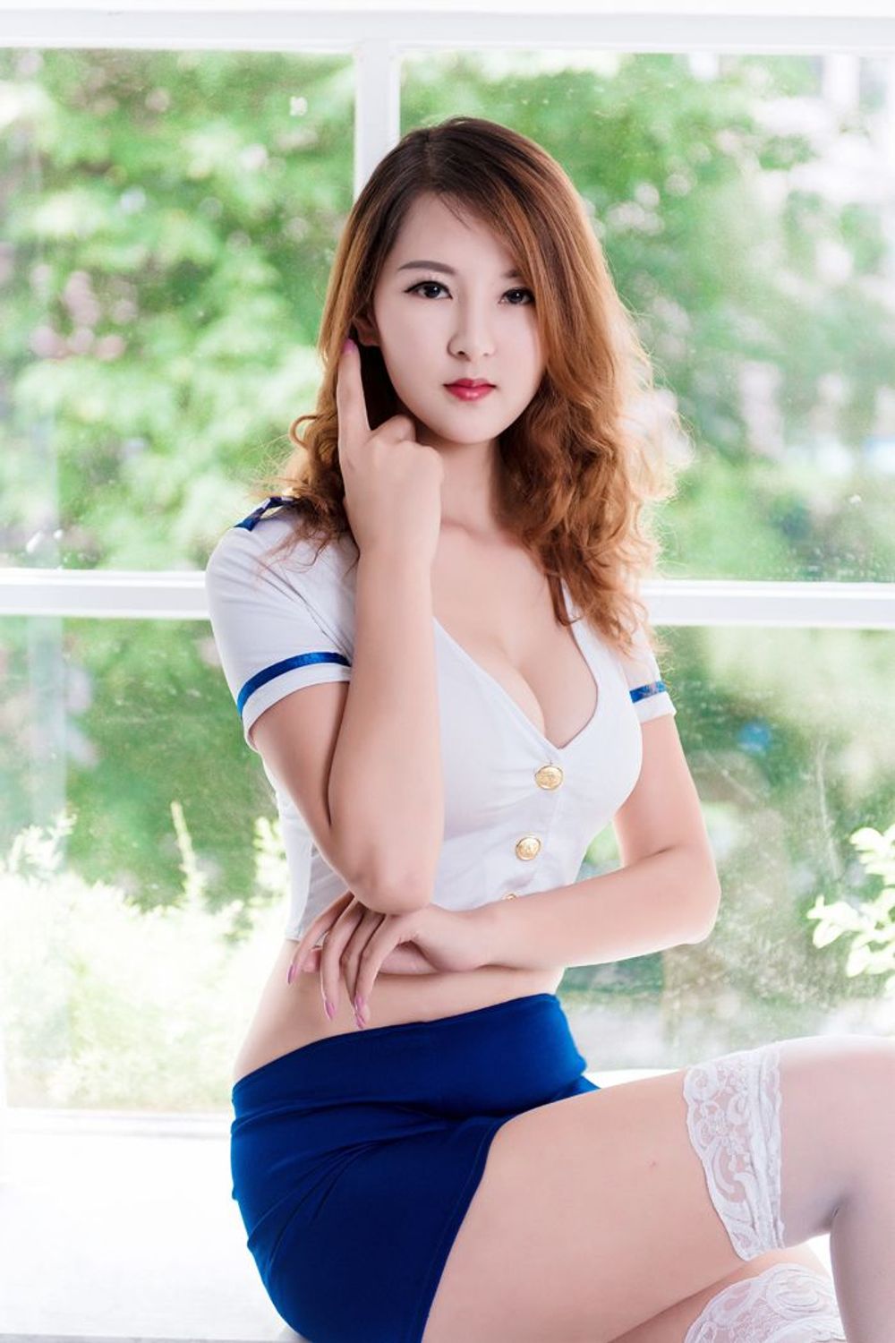 Sister Xiaonizi stewardess nurse uniform bare shoulders beautiful breasts