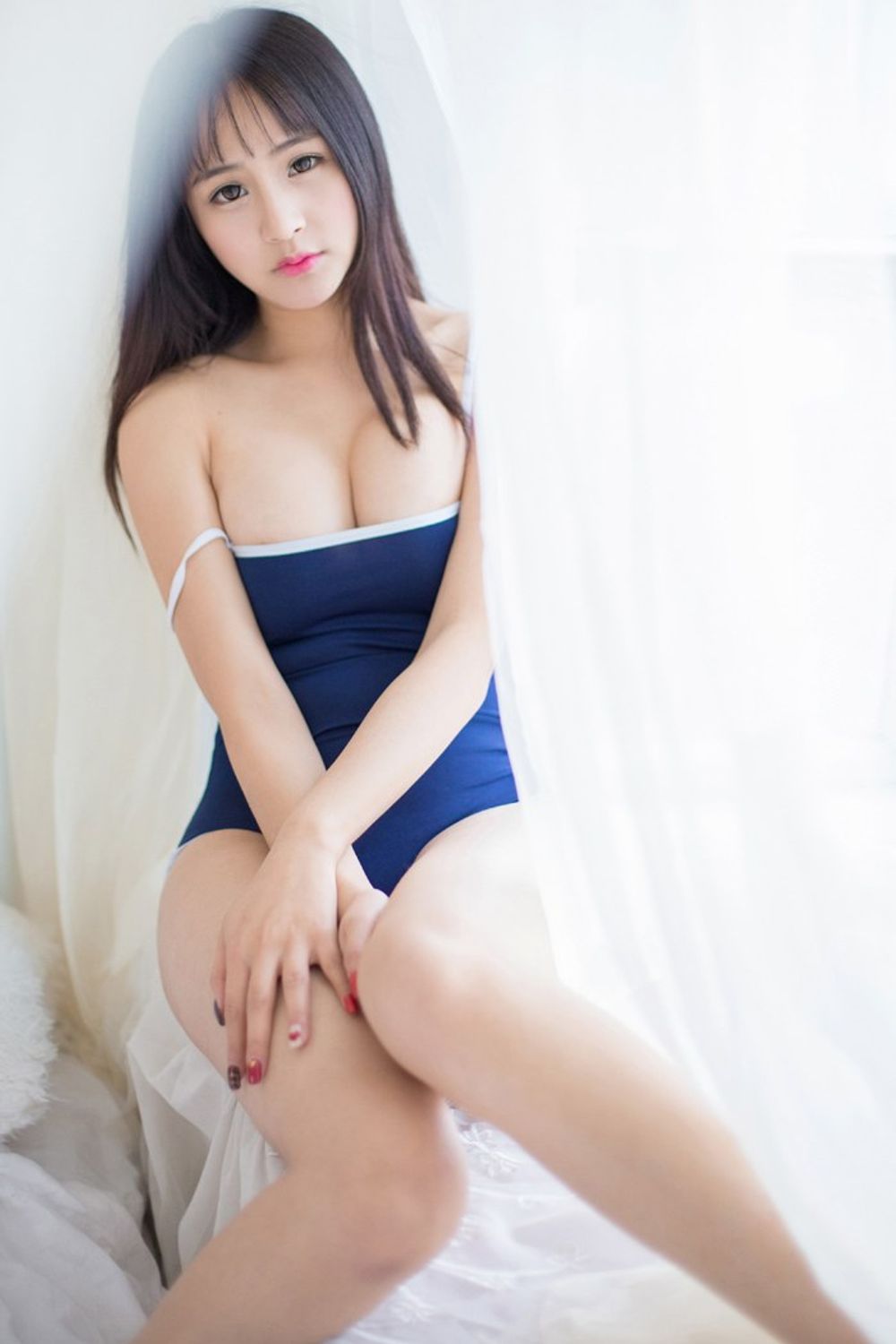 Sexy beauty Siqi straps and tights boldly shows her breasts