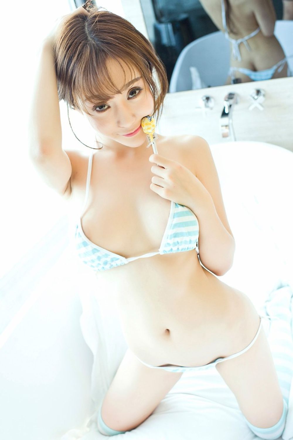 Sexy young woman Gu Can shows beautiful breasts in a three-point bikini