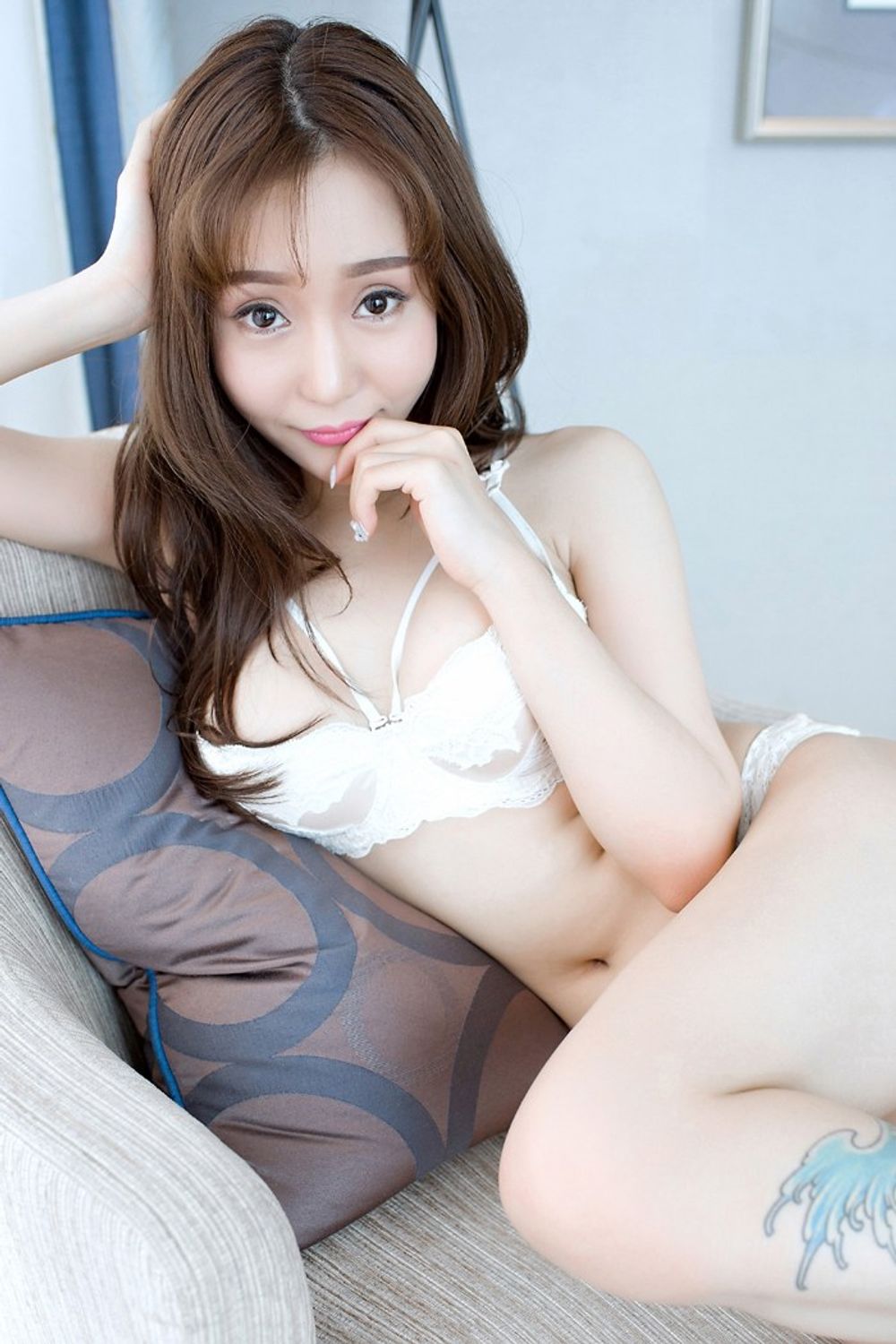 Sexy young woman Gu Can shows beautiful breasts in a three-point bikini