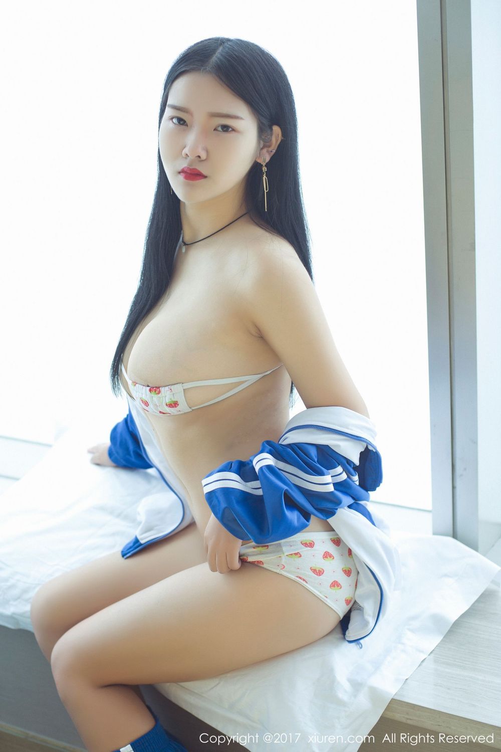 High-cold school girl Ling Xier vacuum transparent cheongsam