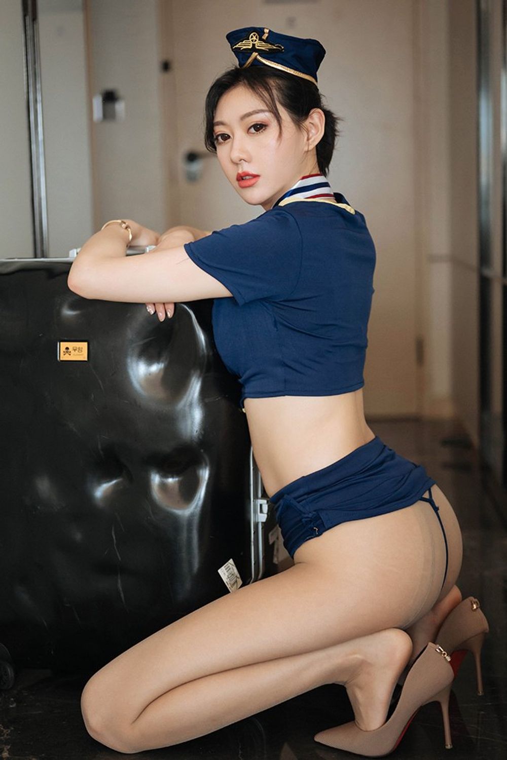 Meat silk beautiful sister Yixuan stewardess uniform is very seductive