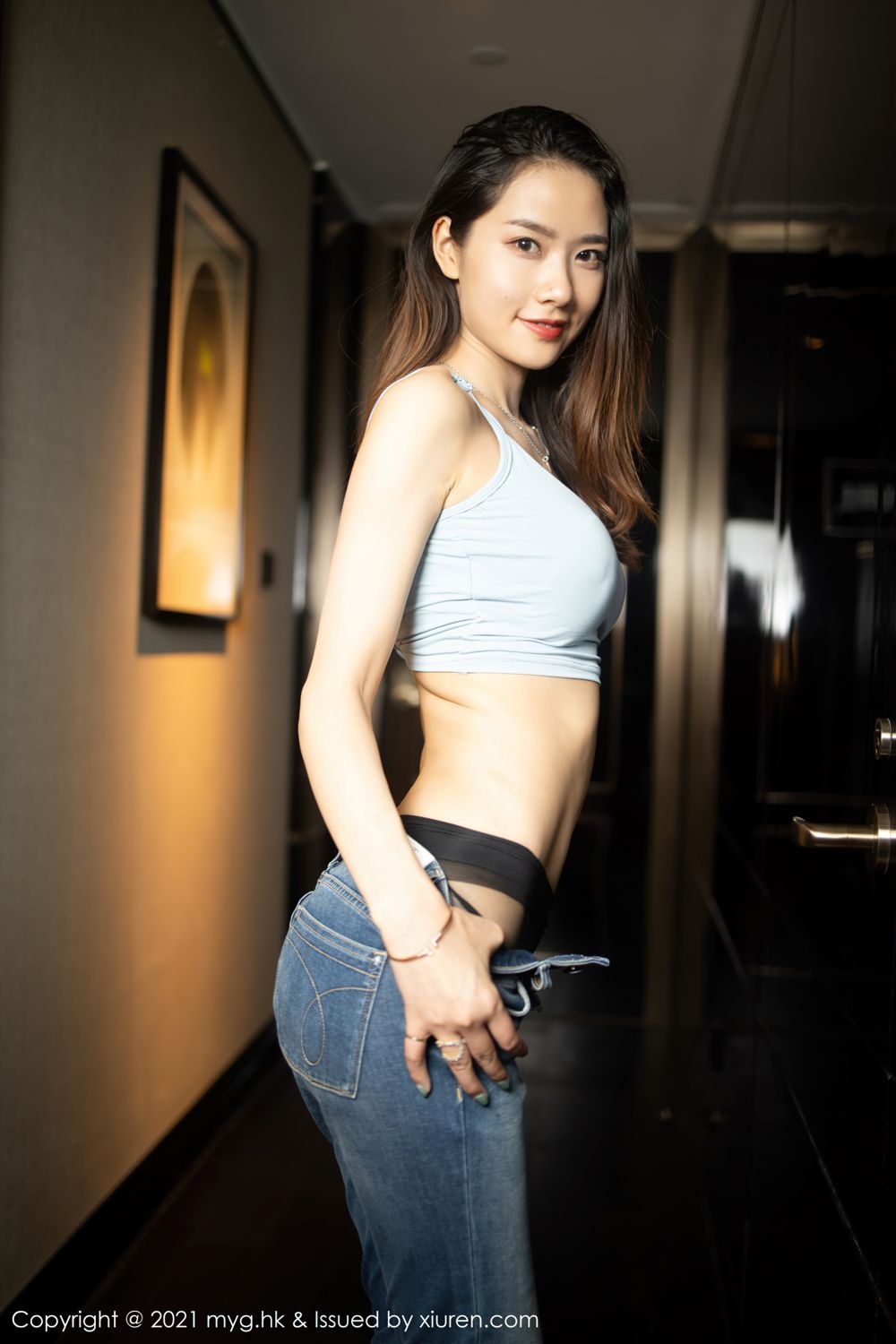 Skinny beauty Fang Zixuan straight and moving jeans