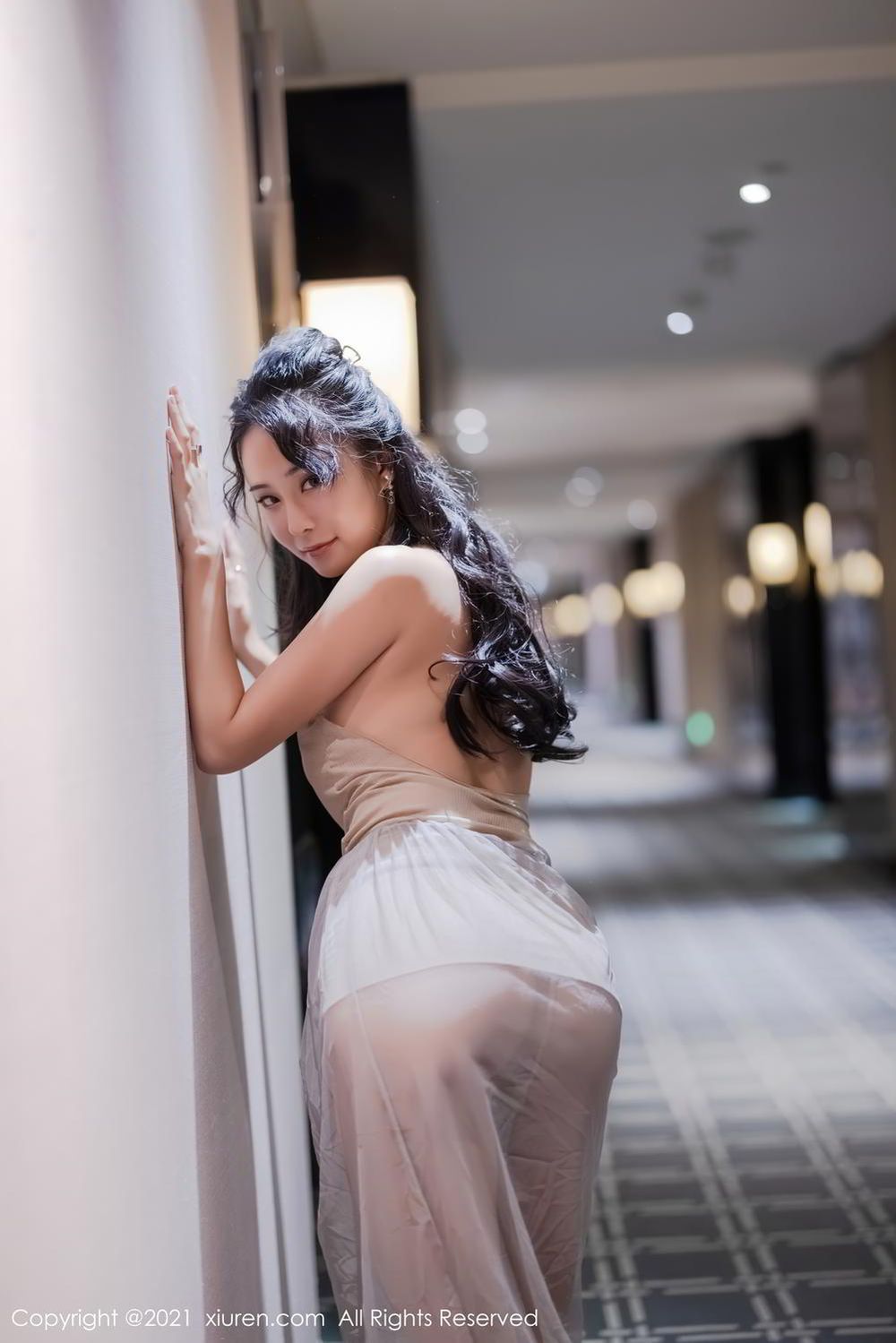 Miss Lan Xia Akasha&#39;s light and transparent clothing is bumpy and moving